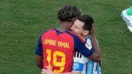 Respect! Lamine Yamal Peluk dan Hibur Lionel Messi usai Final Piala Dunia 2026 Respect! Lamine Yamal Peluk dan Hibur Lionel Messi usai Final Piala Dunia 2026