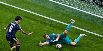 Adu Ketangguhan Unai Simon dan Emiliano Martinez