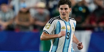 Julian Alvarez, Bocah dari Calchin yang Tak Pernah Berhenti Mengejar Bola Julian Alvarez, Bocah dari Calchin yang Tak Pernah Berhenti Mengejar Bola