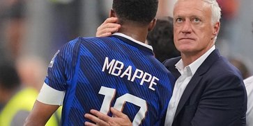 Sedikit Hiburan buat Kylian Mbappe dan Didier Deschamps Sedikit Hiburan buat Kylian Mbappe dan Didier Deschamps