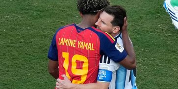 Respect! Lamine Yamal Peluk dan Hibur Lionel Messi usai Final Piala Dunia 2026