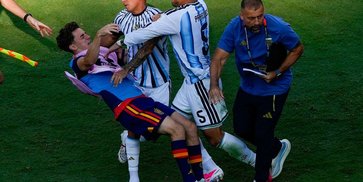 Jangan Ditiru! Leandro Paredes Cekik dan Jungkalkan Pemain Spanyol usai Argentina Kalah di Final Piala Dunia 2026