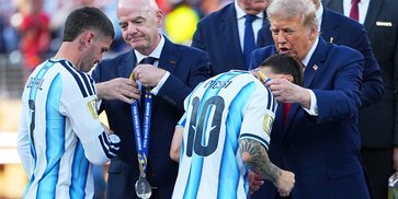 Donald Trump Disalami Banyak Pemain, Bek Argentina Ini Justru Mengabaikannya