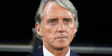 Cesc Fabregas Dukung Roberto Mancini Kembali Tangani Timnas Italia Cesc Fabregas Dukung Roberto Mancini Kembali Tangani Timnas Italia