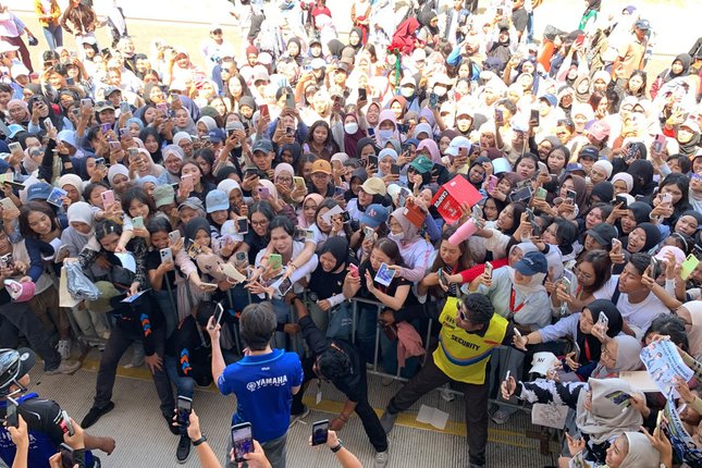 Pitwalk Berubah Menjadi Lautan Penggemar Ing Asavanund
