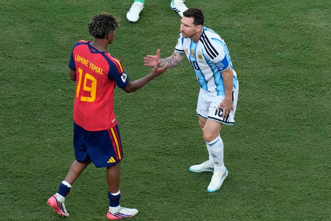 Peluk dan Hibur Messi