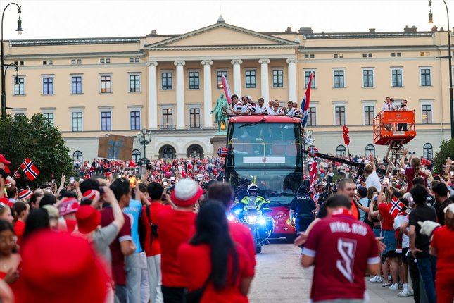 Lautan Suporter Penuhi Oslo Lautan Suporter Penuhi Oslo