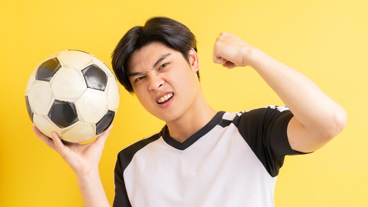 Full-Time, Saatnya Balik Fresh! Ini Grooming Simpel Buat Cowok yang Hobi Main Bola Full-Time, Saatnya Balik Fresh! Ini Grooming Simpel Buat Cowok yang Hobi Main Bola