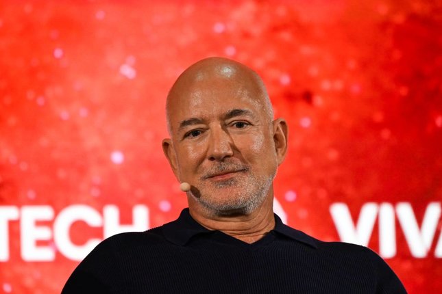Bezos Masuk sebagai Pemegang Saham Minoritas