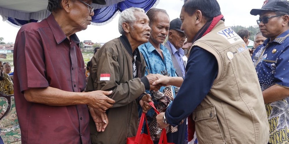 Direktur CSR SCM, Bapak Imam Sudjarwo membagian bantuan bagi masyarakat Desa Parbaju Toruan, Kab Tapanuli Utara (c) Dok. EMTEK
