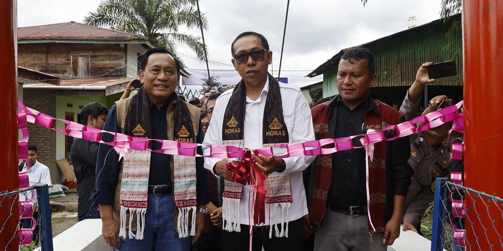 Suasana peresmian Jembatan Asa SCTV ke-35 oleh Direktur CSR SCM, Bapak Imam Sudjarwo (kiri) dan Bupati Tapanuli Utara, Jonius Taripar Parsaoran Hutabarat, S.Si., M.Si (tengah) (c) Dok. EMTEK
