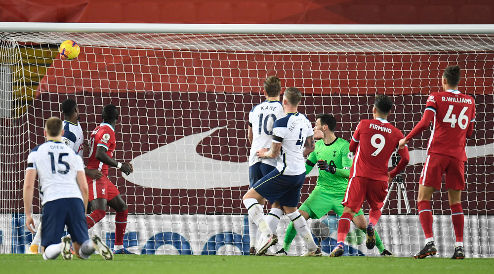 Gol Firmino Bikin Tottenham Gigit Jari di Anfield