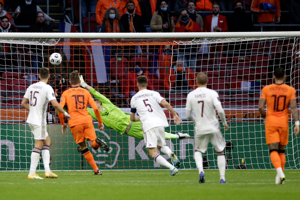 Belanda Sikat Latvia 2-0