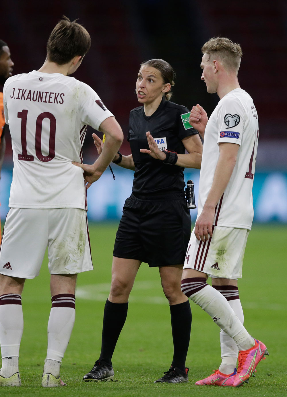 Belanda Sikat Latvia 2-0