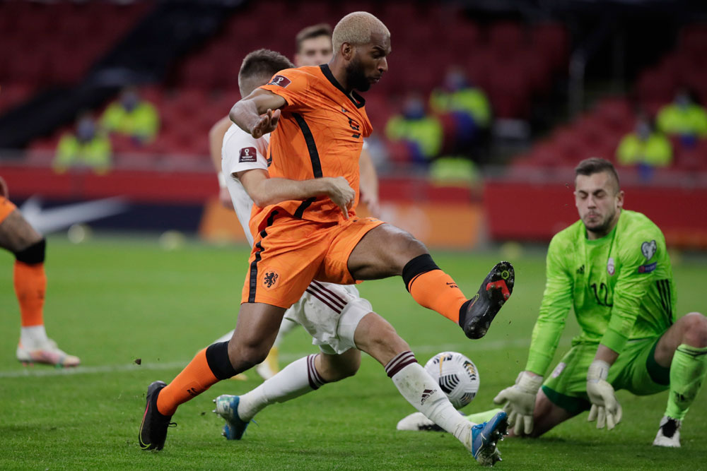 Belanda Sikat Latvia 2-0