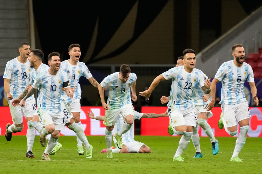 Emiliano Martinez Tokcer di Adu Penalti, Argentina ke Final Copa America 2021