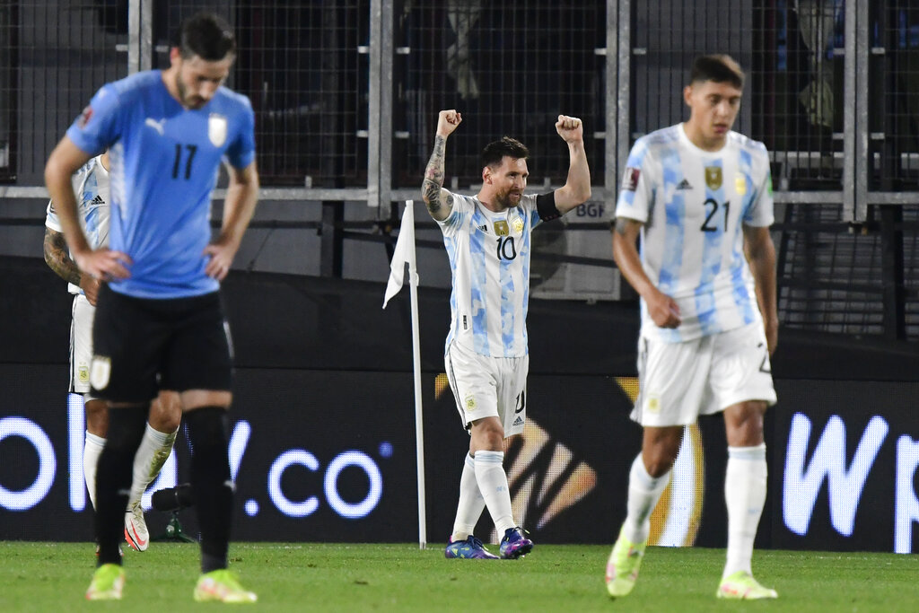 Lionel Messi Pimpin Argentina Sikat Uruguay
