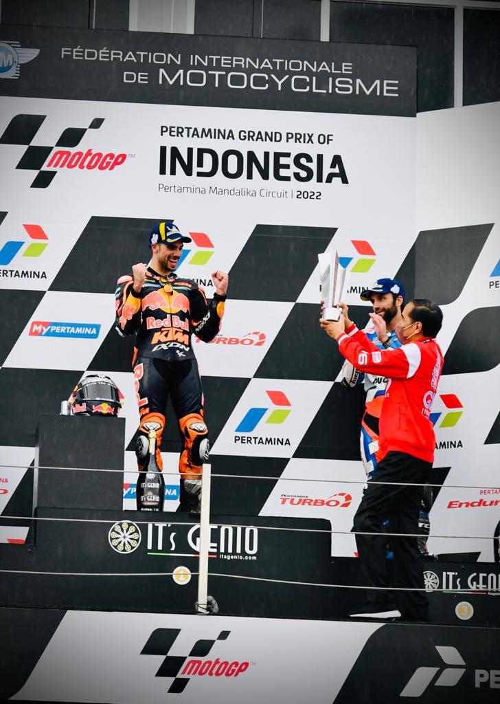 Momen Sumringah Miguel Oliveira Terima Trofi dari Presiden Joko Widodo di MotoGP Mandalika 2022