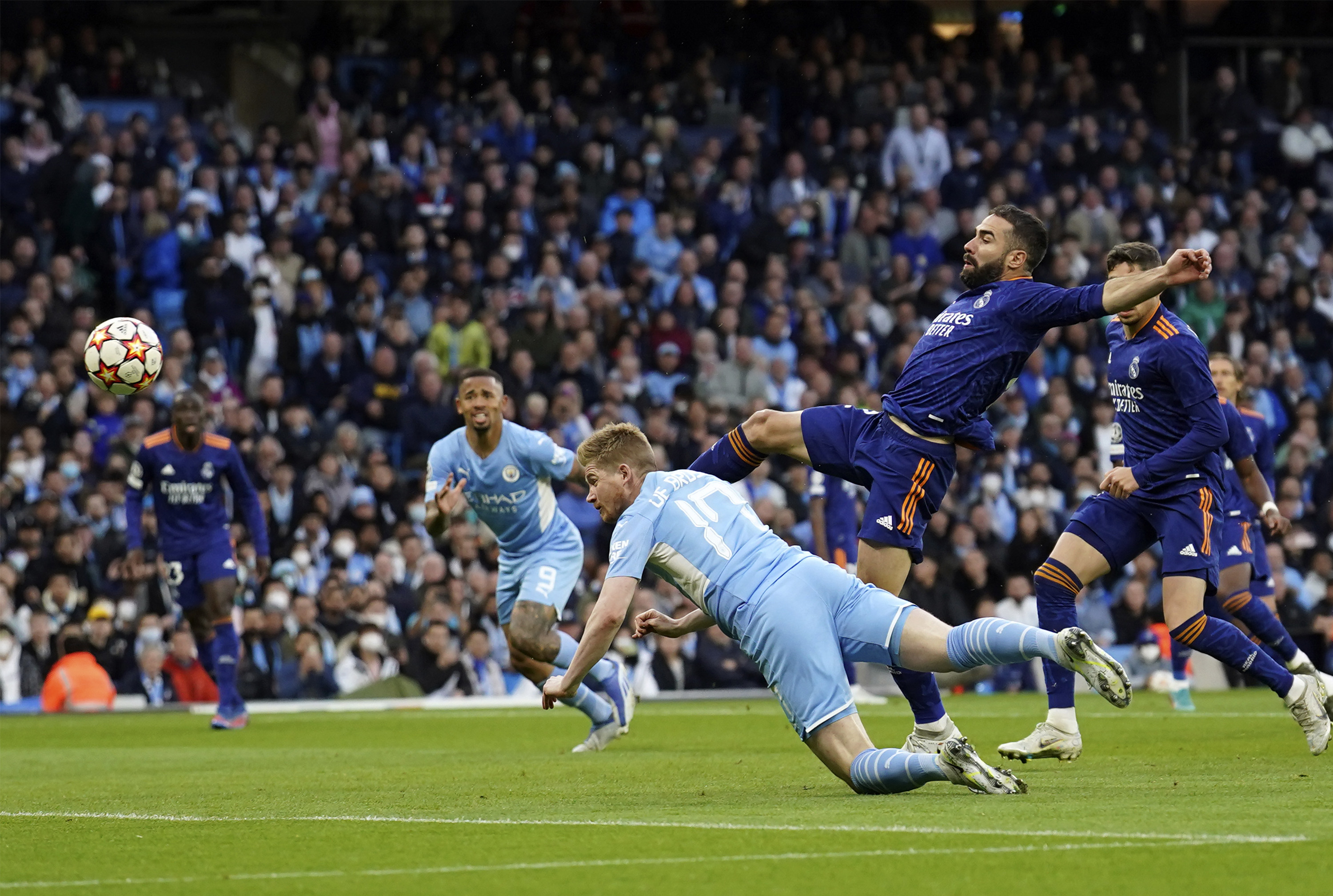 Kalah dari Man City, Aksi Panenka Benzema Menjadikannya Top Skor Sementara Liga Champions