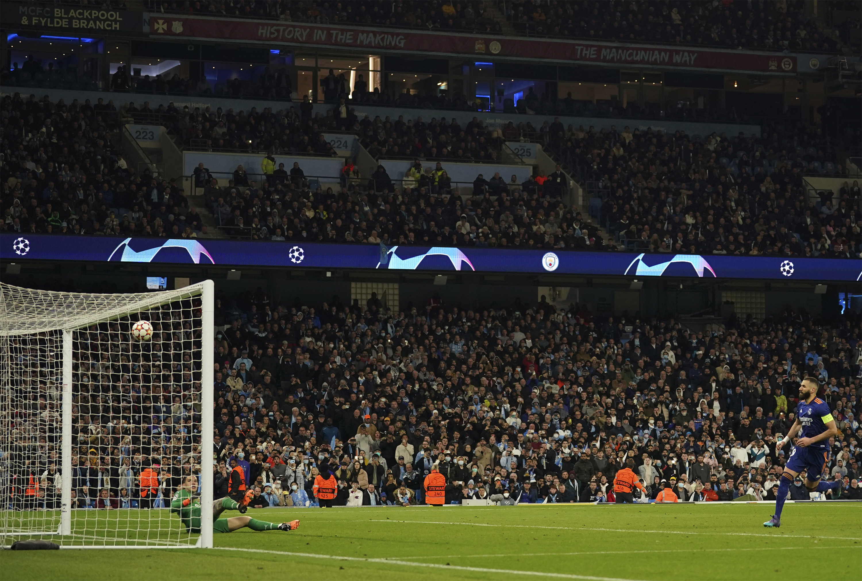 Kalah dari Man City, Aksi Panenka Benzema Menjadikannya Top Skor Sementara Liga Champions