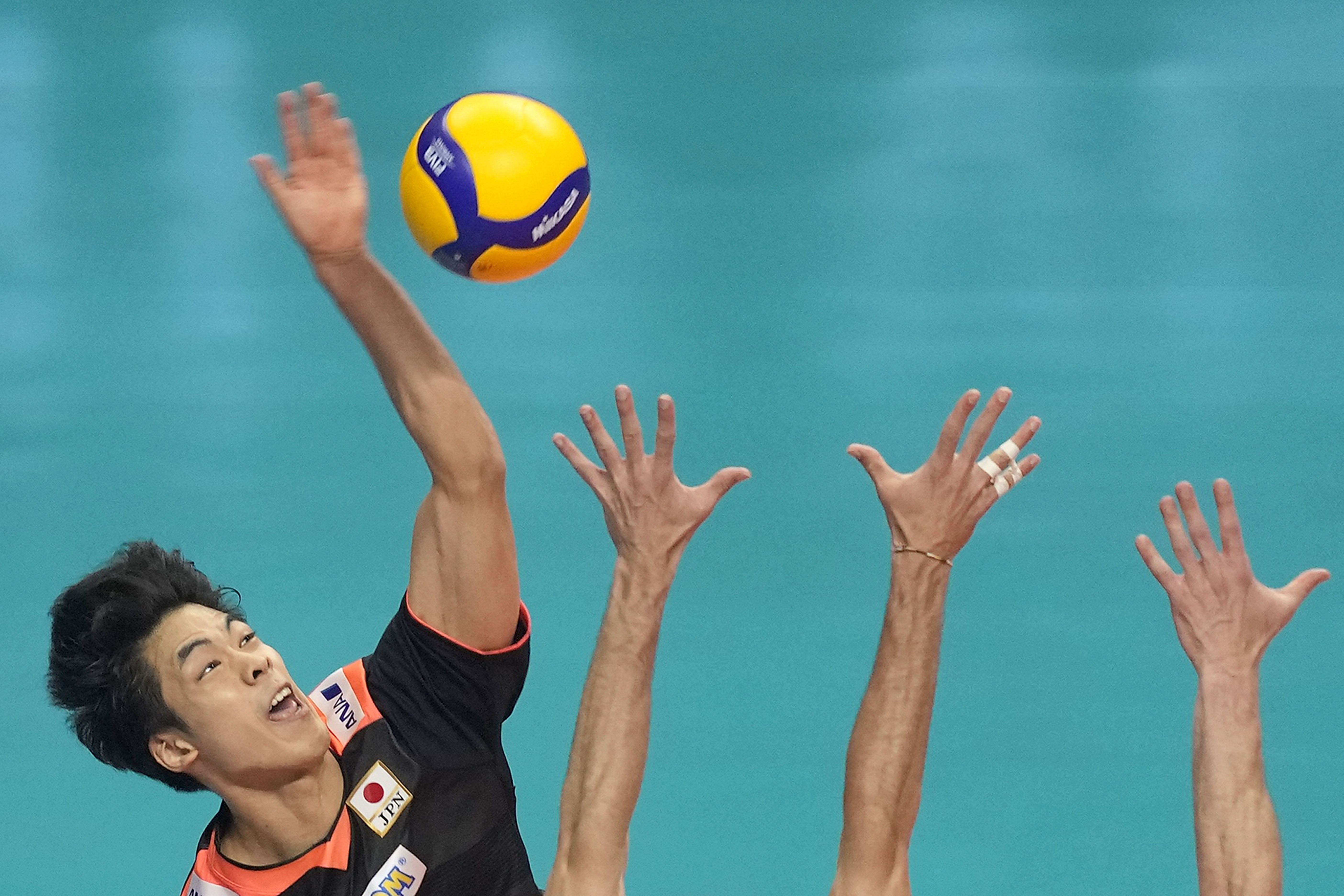 Aksi Pamer Spike di Ajang Volleyball Nations League 2022