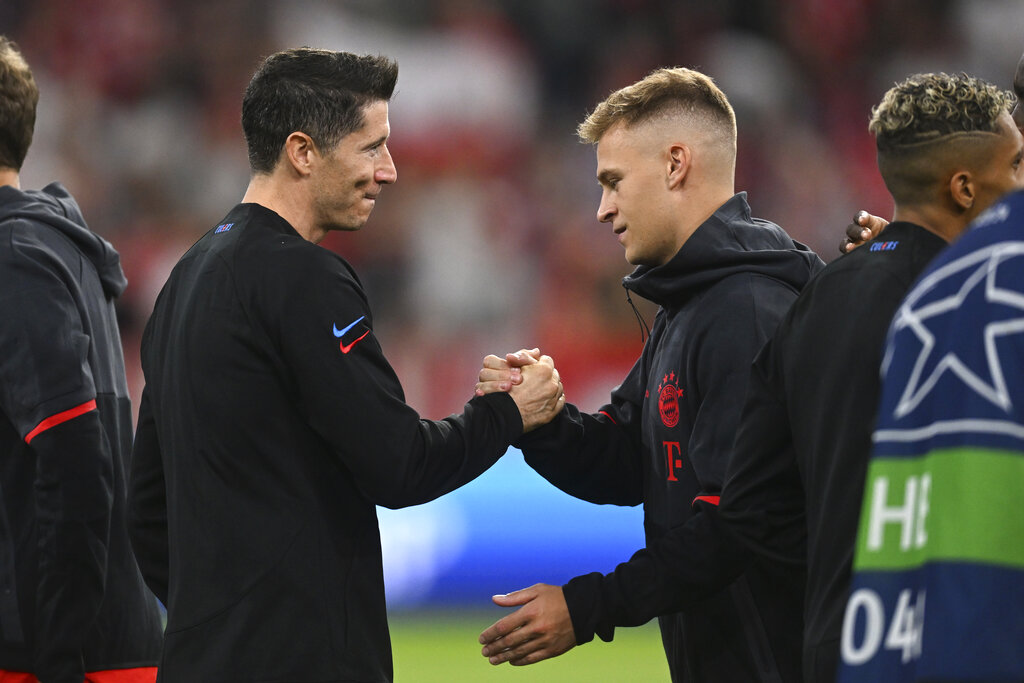 Momen Dingin Pemain Bayern Munchen saat Sambut Lewandowski