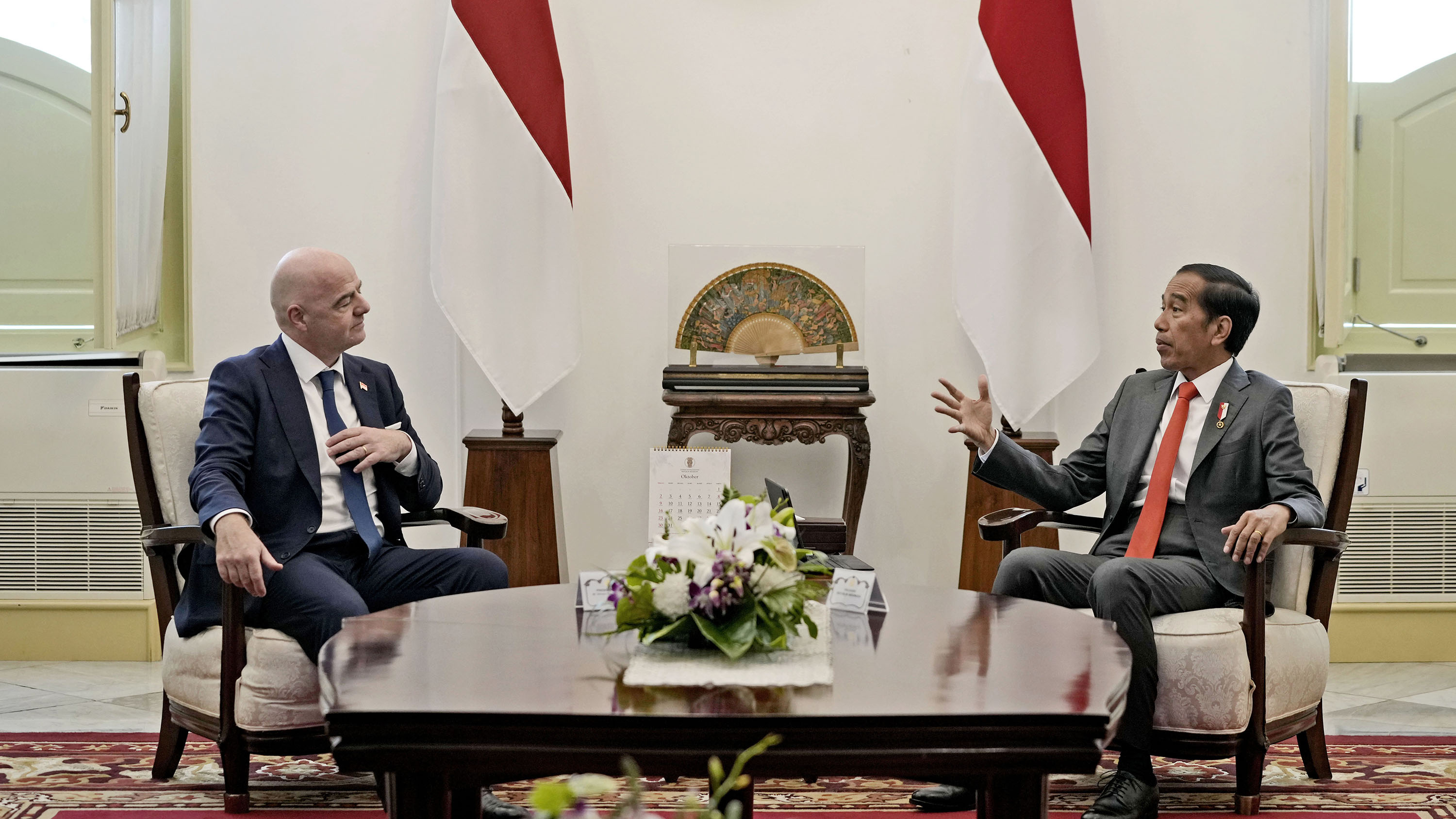 Momen Jokowi Sambut Presiden FIFA di Istana Merdeka
