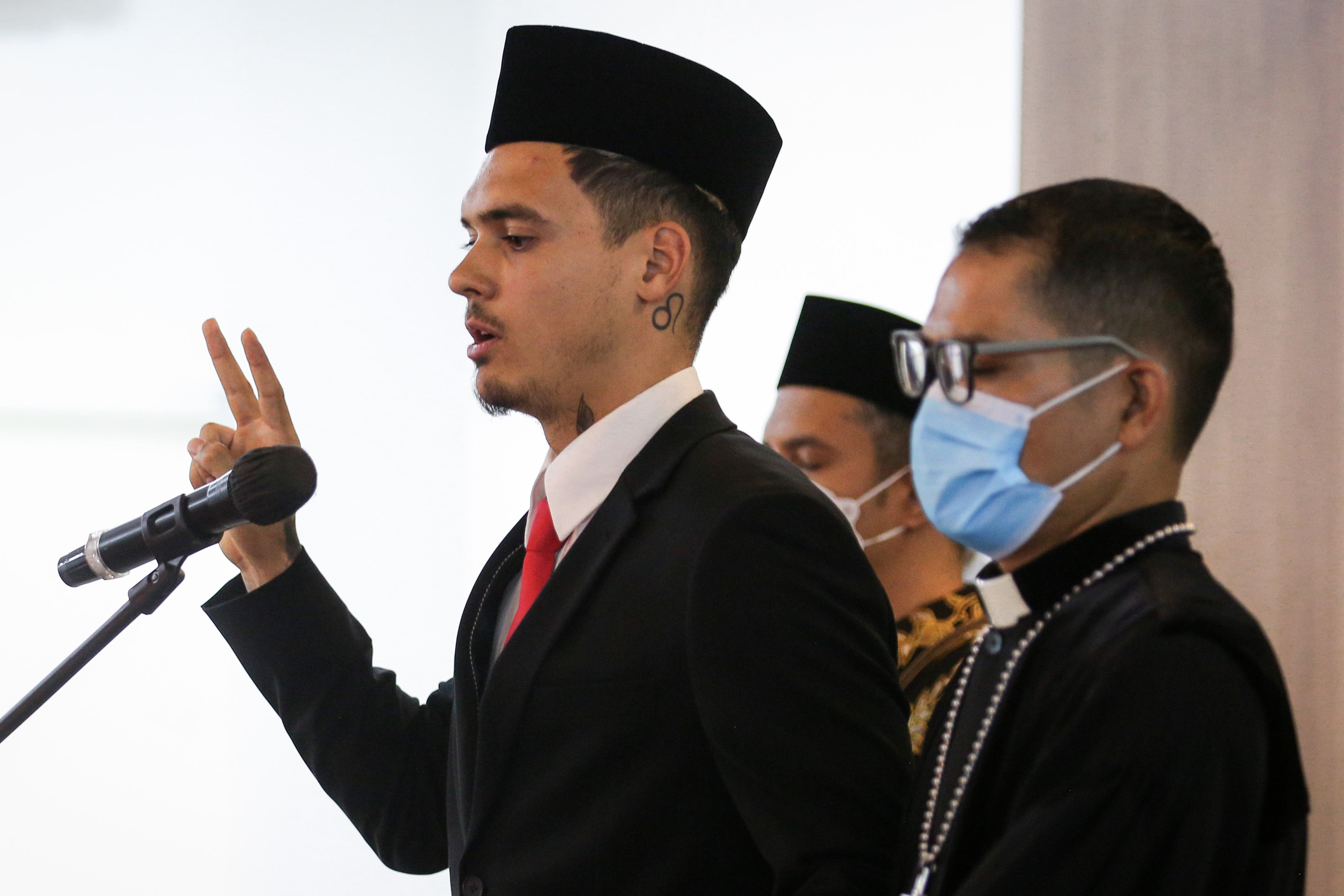 Rangkul Iwan Bule, Shayne Pattynama Sah Jadi Warlok