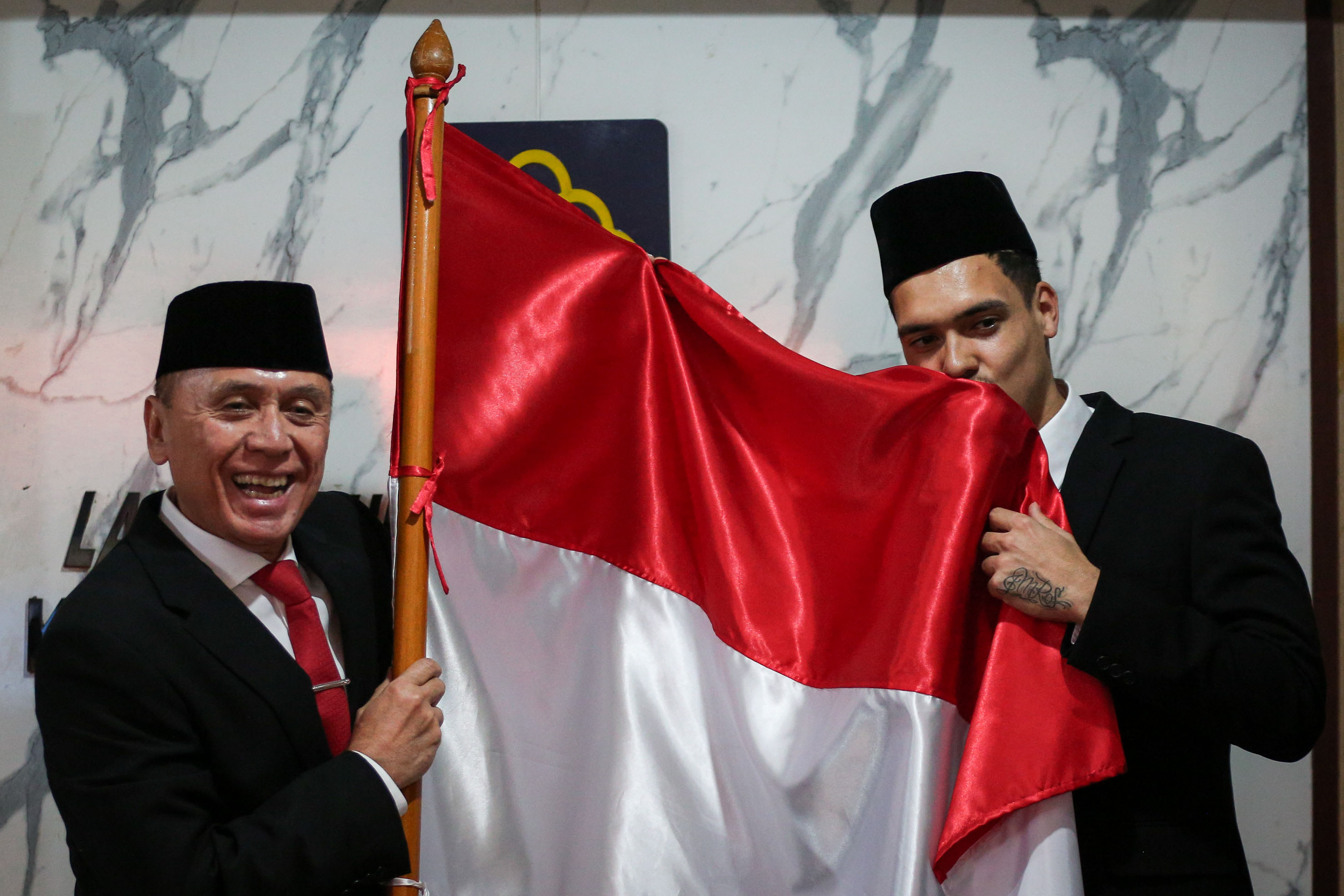 Rangkul Iwan Bule, Shayne Pattynama Sah Jadi Warlok