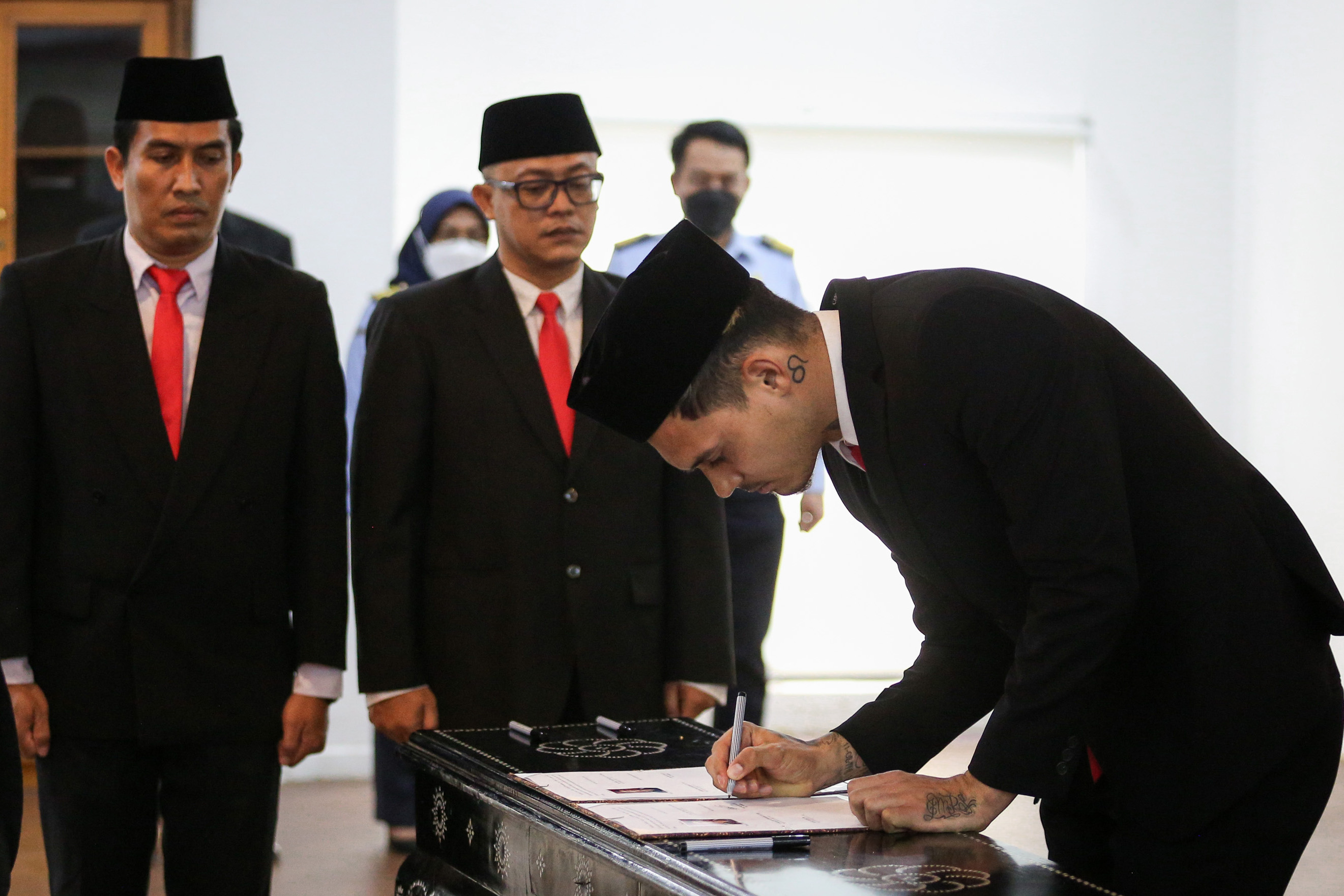 Rangkul Iwan Bule, Shayne Pattynama Sah Jadi Warlok