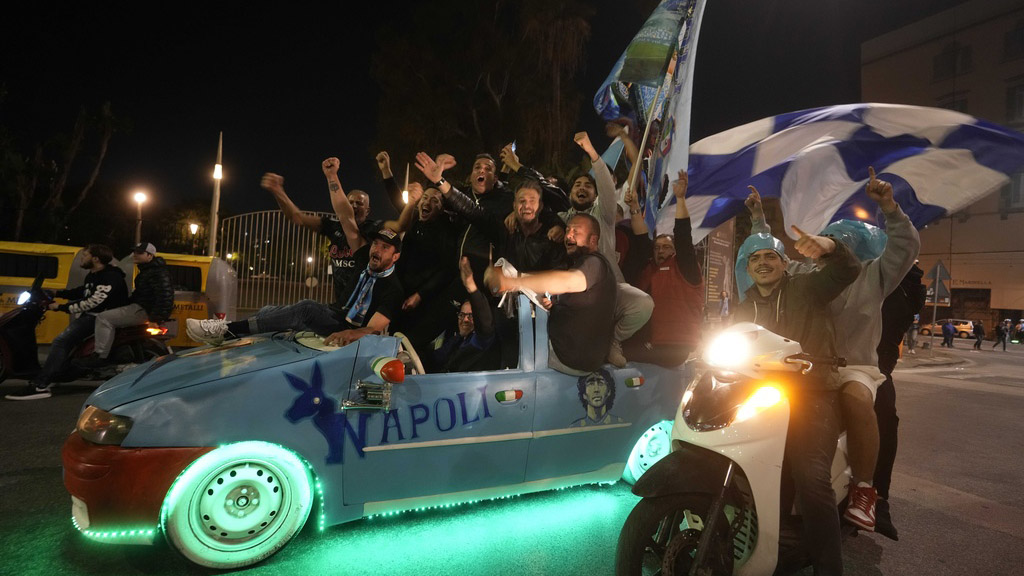 Suporter Berpesta Napoli Juara Liga Italia, 33 Tahun Penantian Tuntas Sudah