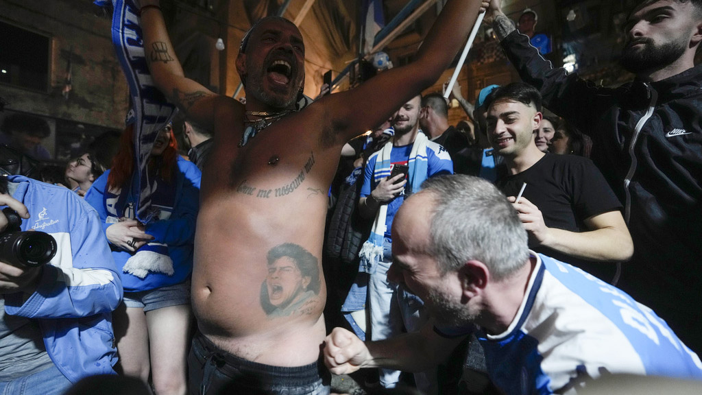 Suporter Berpesta Napoli Juara Liga Italia, 33 Tahun Penantian Tuntas Sudah