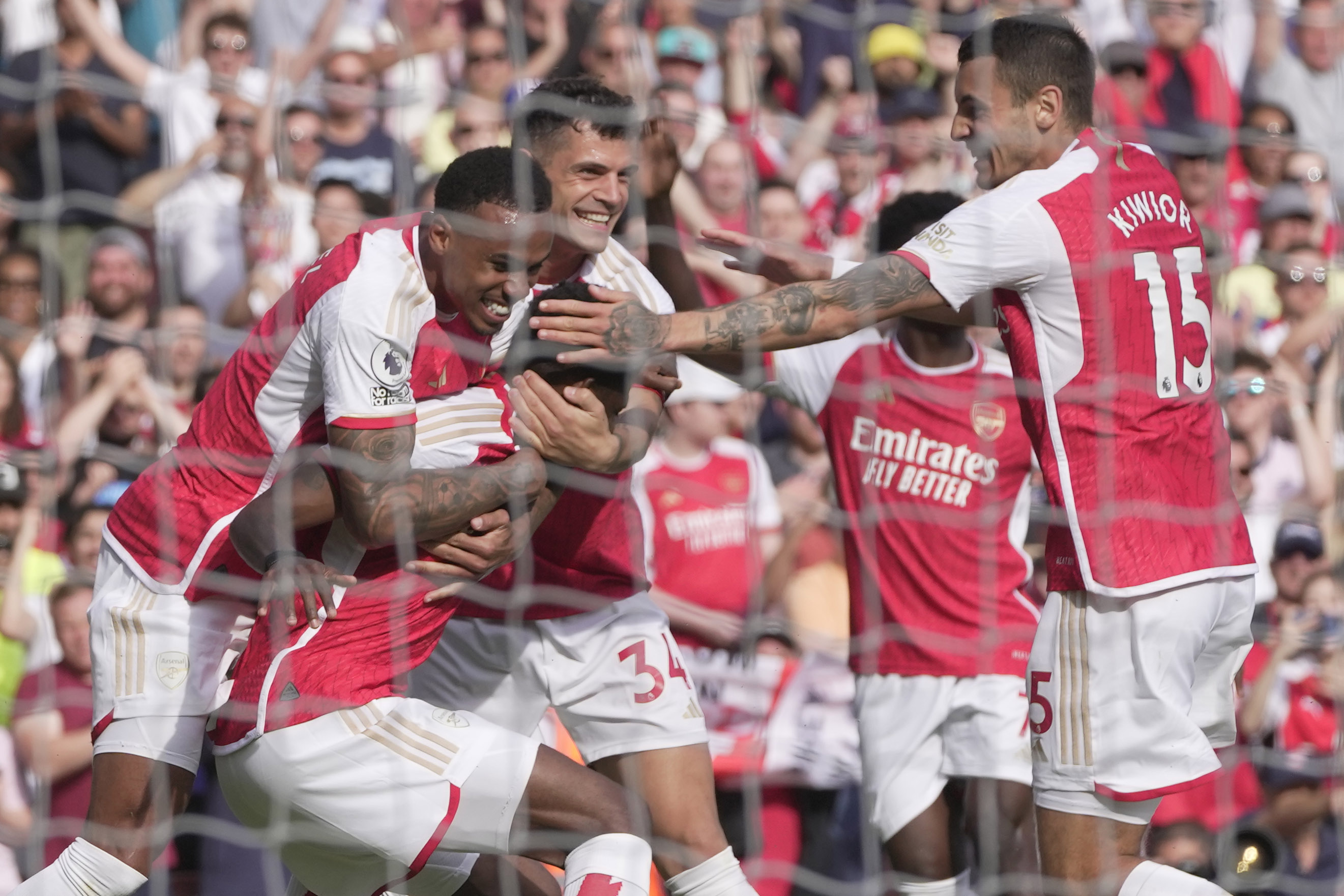 Kocak, Aksi Usil Dua Pemain Arsenal ke Granit Xhaka Setelah Cetak Brace