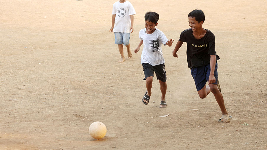 Potret Anak-anak Ibu Kota Bermain Sepak Bola di Pinggir Kali