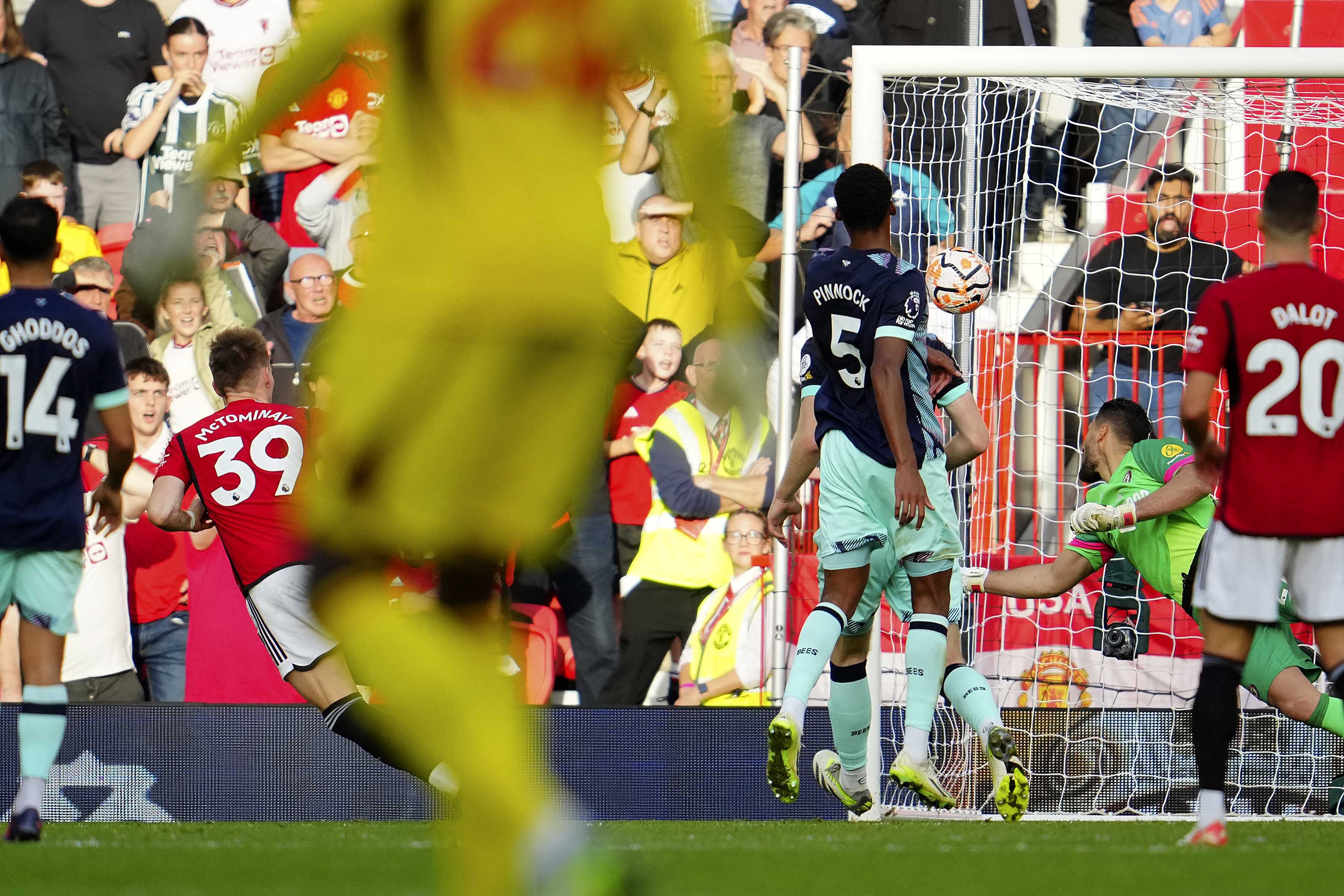 Reaksi Andre Onana saat MU Menang Dramatis Lawan Brentford, Sempat Drop Lalu Kegirangan
