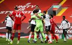 Ketika Anfield Justru Jadi Tempat Pesta Para Tamu Ketika Anfield Justru Jadi Tempat Pesta Para Tamu