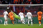 Belanda Sikat Latvia 2-0