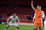 Belanda Sikat Latvia 2-0 Belanda Sikat Latvia 2-0