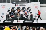 Momen Sumringah Miguel Oliveira Terima Trofi dari Presiden Joko Widodo di MotoGP Mandalika 2022 Momen Sumringah Miguel Oliveira Terima Trofi dari Presiden Joko Widodo di MotoGP Mandalika 2022