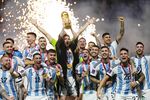 Mimpi Menjadi Nyata, Lionel Messi Akhirnya Angkat Trofi Piala Dunia
