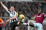 MU Kudeta Peringkat Tiga Liga Inggris dari Newcastle dengan 10 Pemain MU Kudeta Peringkat Tiga Liga Inggris dari Newcastle dengan 10 Pemain