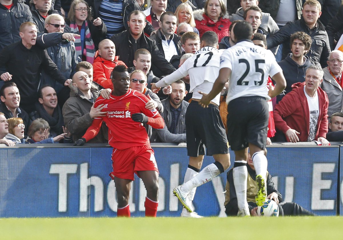 Shaun Leatherbarrow (berkacamata) menahan amarah Mario Balotelli